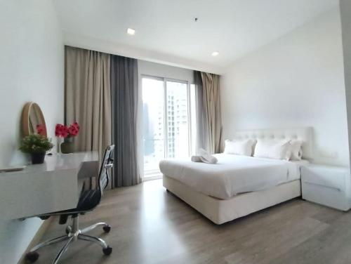 um quarto com uma cama branca, uma secretária e um computador em RM231 2Bedroom Bukit Bintang Balcony KL City View em Kuala Lumpur