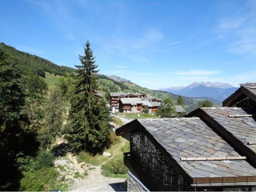 une vue sur les montagnes depuis une maison dans l'établissement Résidence Cachette - La Cachette 20 - Joli deux pièces entièrement rénové en 2025, ski aux pieds MAE-0574, à Valmorel