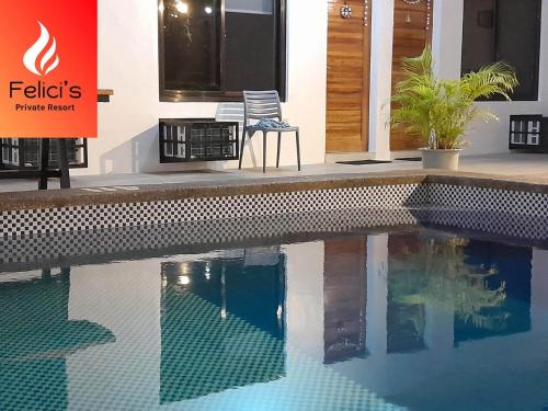 basen przed domem w obiekcie Felici's Private Resort w mieście Los Baños