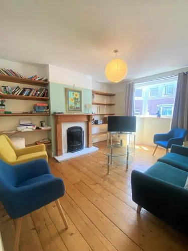 Colourful vintage-styled home in lovely Southville photo 1
