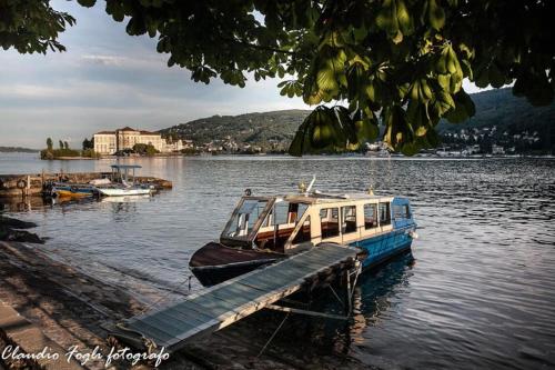 a boat is docked at a dock on a lake at Nido dei Gelsi vicino al lago free parking in Intra