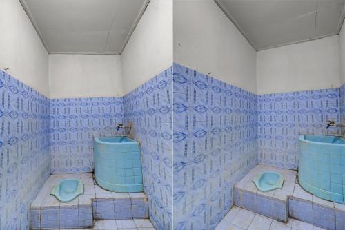 Baño de azulejos azules con 2 aseos azules en OYO Life 92838 Kost Ibu Surya, en Negara