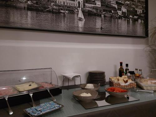 un bancone con un mucchio di cibo su un tavolo di 20 Miglia Albergo Diffuso a Catania