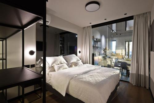1 dormitorio con 1 cama grande y comedor en Samuel TLV, en Tel Aviv
