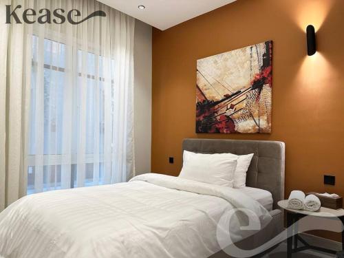 a bedroom with a bed and a painting on the wall at Kease King Salman G-1 Lusso Najd GX96 in Riyadh