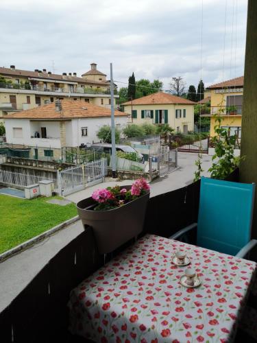 a table on a balcony with a pot of flowers at Dacia di Bergamo in Bergamo