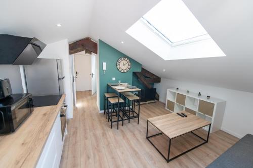 a kitchen and living room with a skylight at KASA NOVA - Tout équipé & CLIMATISATION in Saint-Chamond