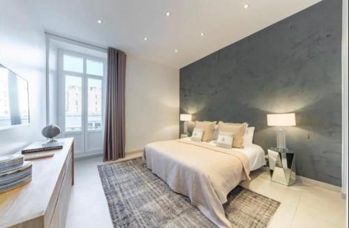 une chambre avec un grand lit et une grande fenêtre dans l'établissement AMAZING & MODERN 2-Bedrooms, à Cannes