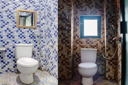 La salle de bains est pourvue de toilettes et d'un miroir. dans l'établissement OYO Life 92830 Homestay Slamet Riadi Iv, à Bandar Lampung