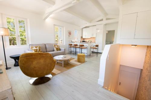 un salon avec un canapé et une table dans l'établissement RIVIERA, à Saint-Tropez