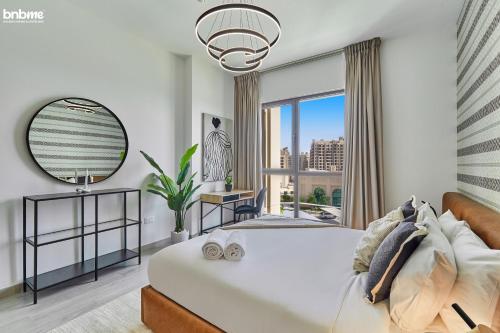 een slaapkamer met een groot bed en een groot raam bij bnbmehomes - Access to Madinat Jumeirah Living - 404 in Dubai