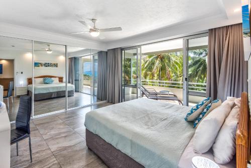 1 dormitorio con 1 cama grande y balcón en POINCIANA 101 HAMILTON ISLAND CENTRALLY LOCATED 3 BEDROOM, plus BUGGY!! en Isla Hamilton