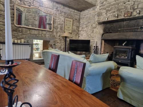 een woonkamer met een tafel en een open haard bij Ballindooley Castle in Galway