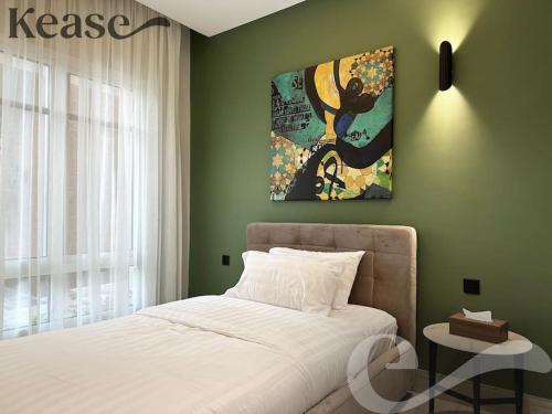 - une chambre avec un lit et une peinture murale dans l'établissement Kease King Salman K-1 Lusso Najd AZ89, à Riyad