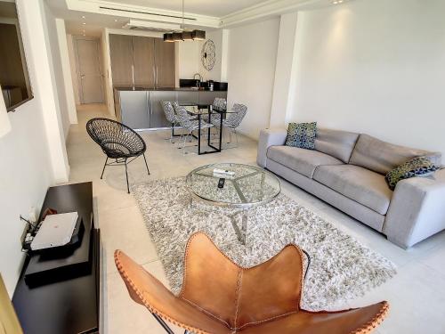 un salon avec un canapé et une table dans l'établissement 2 bedroom Grand Hotel with sea view 306, à Cannes