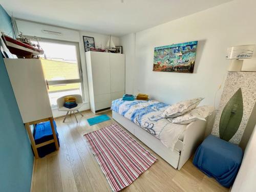 une petite chambre avec un lit et une fenêtre dans l'établissement La Perle des Dunes - Vue imprenable Mer & Dunes, à Leffrinckoucke