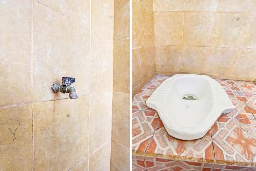 OYO Life 92754 Kost Griya Perdana في ماتارام: حمام مع مرحاض في دش