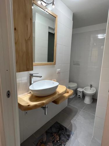 uma casa de banho com um lavatório e um WC em P.house2023 em Torre del Greco