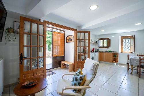 uma sala de estar com uma mesa e uma cozinha em Casa Feli - APARTAMENTO con JARDÍN PRIVADO en los PIRINEOS em Castiello de Jaca