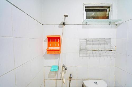 ein Bad mit einem WC und einem Fenster in der Unterkunft OYO Life 92984 The Suites Metro Apartement By Echie Property in Bandung