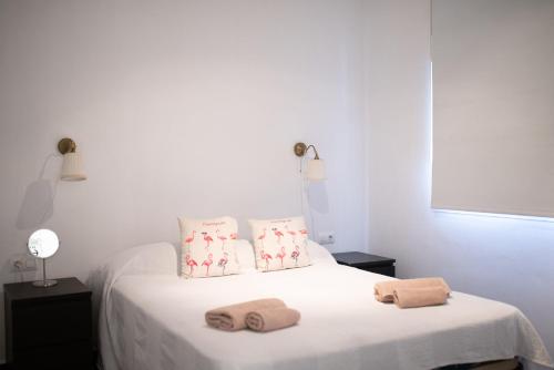 - une chambre avec un lit et 2 serviettes dans l'établissement Apartamento de la Cruz, à Mérida