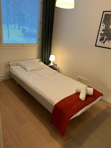 Säng eller sängar i ett rum på Kotimaailma - Kotoisa 3MH asunto Kontulassa