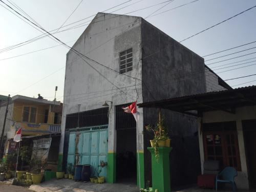 un edificio con un verde y gris en OYO Life 93009 Griya Nautika Sedati en Sidoarjo
