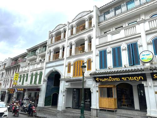 Bangunan di mana terletaknya aparthotel ini