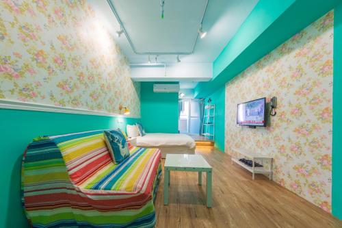 a living room with a couch and a table at Kaohsiung I Hi Hotel in Kaohsiung