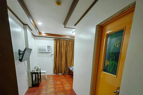 MC's L Transient House في Bantay: غرفة بمدخل مع باب وطاولة