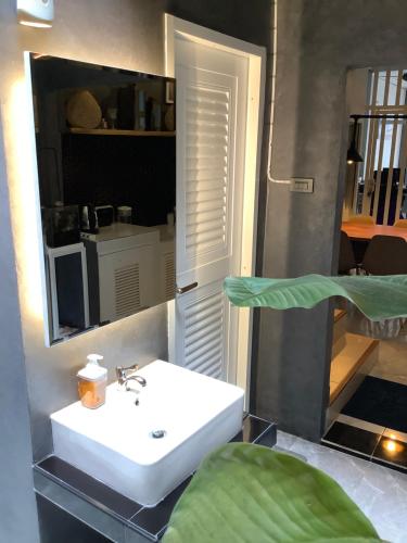 bagno con lavandino bianco e specchio di ฝันดี Fandicottage a Betong