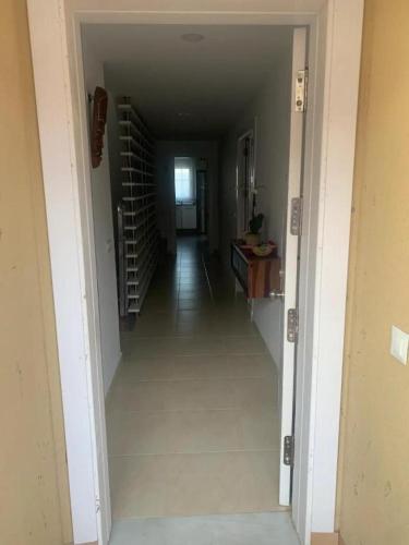 ein leerer Flur mit einer Treppe in einem Haus in der Unterkunft Tokyo Rooms "El Cabo" Habitación doble con baño privado in Almería