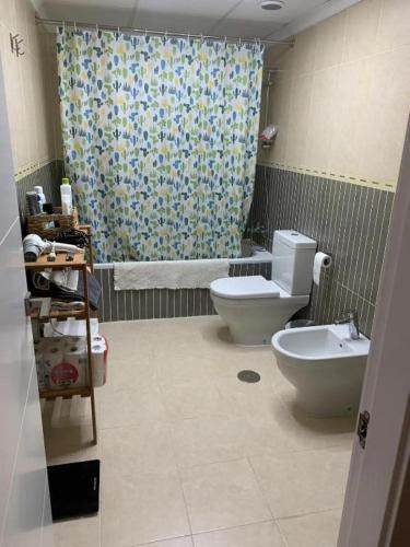 Tokyo Rooms "El Cabo" Habitación doble con baño privado في ألميريا: حمام مع مرحاض وستارة دش