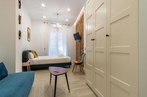 Zimmer mit einer Schiebetür, einem Bett und einem Sofa in der Unterkunft 2 habitaciones 2 baños- Moderno y Acogedor - Imperial in Madrid