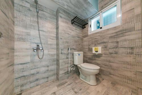 a bathroom with a toilet and a shower at Kaohsiung I Hi Hotel in Kaohsiung