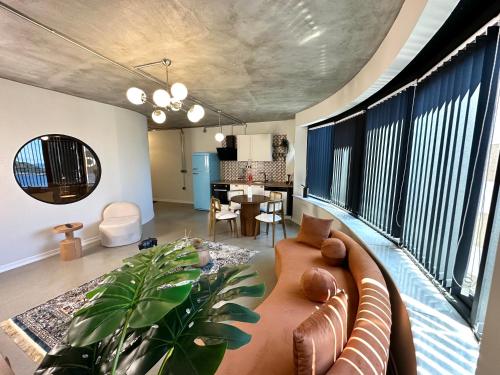 ein Wohnzimmer mit einem Sofa und einem Tisch in der Unterkunft HOFT Cihangir in Istanbul