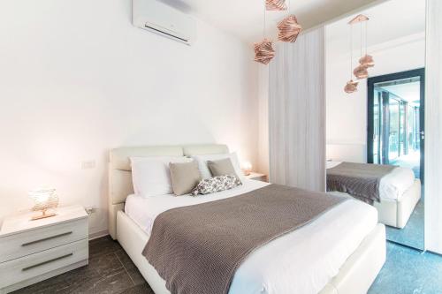 Un dormitorio blanco con una cama grande y una ventana en Como Lake Villa Torno, en Torno