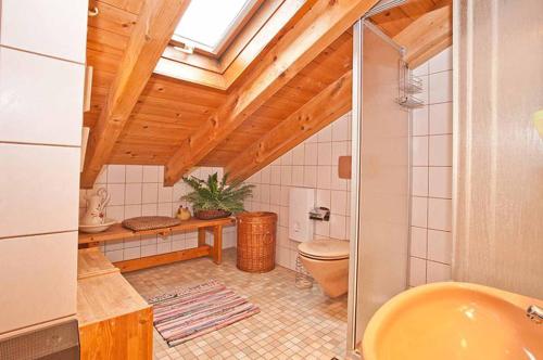 La salle de bains est pourvue de toilettes et d'un lavabo. dans l'établissement Feriendorf Reichenbach - Biberweg 3, à Nesselwang