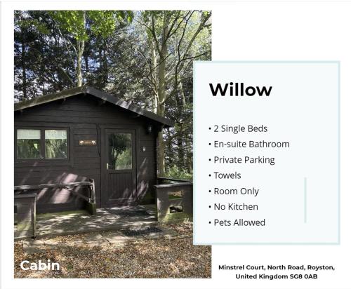 una pequeña cabaña en el bosque con una puerta en Willow by Paymán Club en Royston