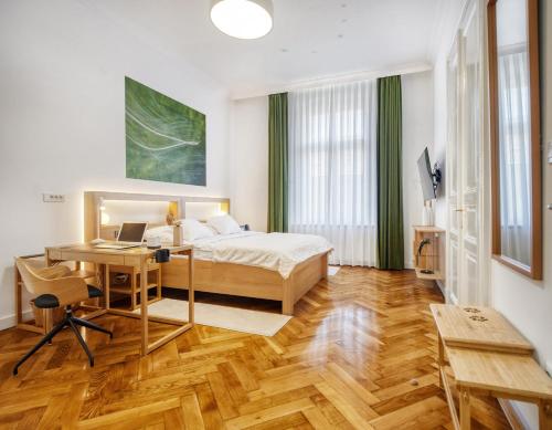 Schlafzimmer mit einem Bett und einem Schreibtisch mit einem Laptop in der Unterkunft Art Borelli Vranski Apartment by Irundo in Zagreb