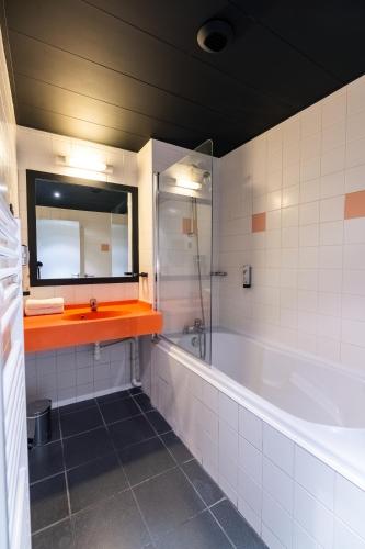 Ein Badezimmer in der Unterkunft Cowool Lille Villeneuve D'Ascq - Ex Olivarius
