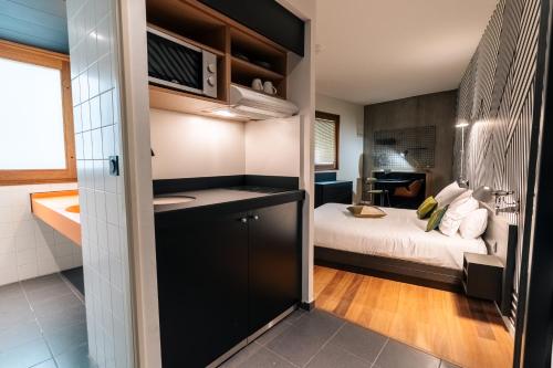 Ein Bett oder Betten in einem Zimmer der Unterkunft Cowool Lille Villeneuve D'Ascq - Ex Olivarius