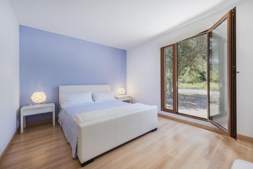 アルクーディアにあるVilla Puig Xaconsのベッドルーム(白いベッド1台、大きな窓付)