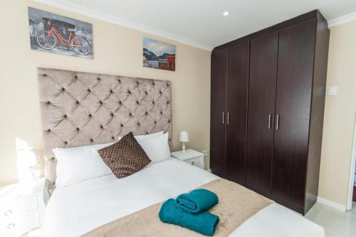 a bedroom with a large white bed with a large headboard at Cosy Home In Bluewater Bay in Amsterdamhoek