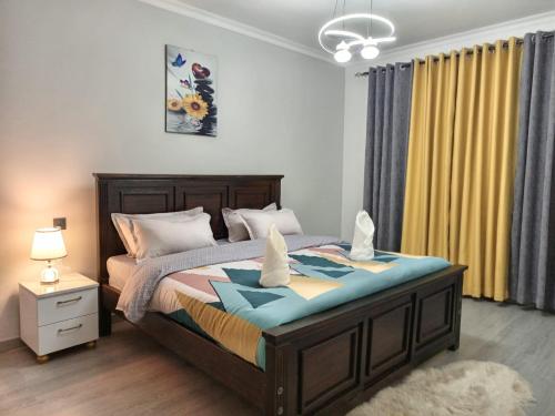 Tempat tidur dalam kamar di New 2 & 3 bedroom Apartment in Kilimani Nairobi with rooftop pool