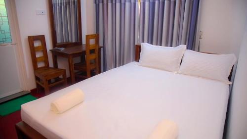 Postel nebo postele na pokoji v ubytování Bird View Resort Anawilundawa