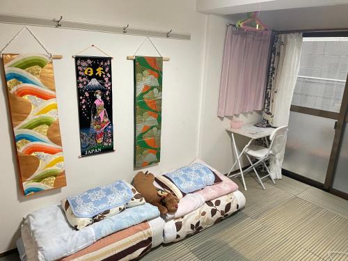 En eller flere senger på et rom på 新宿の家-畳み3人部屋