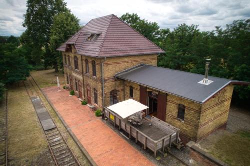 an overhead view of a train station with a building at Ferienwohnungen Bahnhof Werder in Jüterbog
