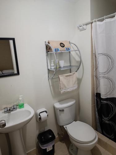 Baño blanco con aseo y lavamanos en Apartamento en chiclayo Perú, en Chiclayo