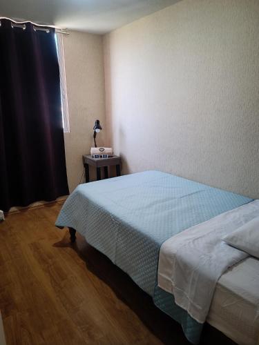 1 dormitorio con 1 cama y 1 lámpara en una mesa en Apartamento en chiclayo Perú, en Chiclayo